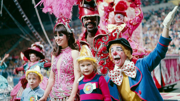 1975-Ringling-Bros-Barnum-Bailey-Circus-090005094.jpg